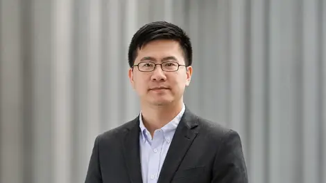 Non-expert contributions look increasingly similar